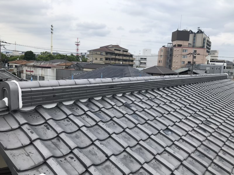 外観では分からない雨漏り原因を解消した棟部瓦復旧工事