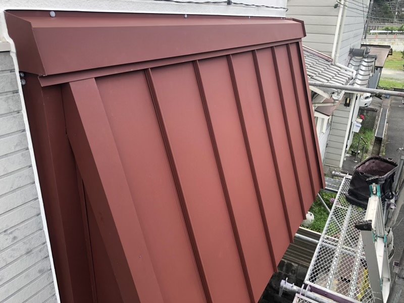 急勾配屋根の瓦落下を防ぐため軽量板金屋根へ葺き替え工事