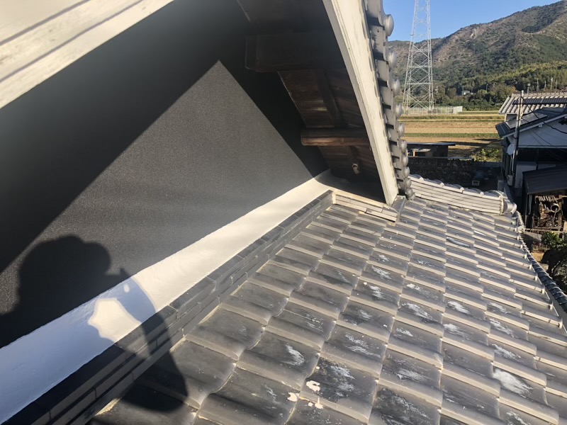 強風で捲れた入母屋屋根内の漆喰壁補修工事