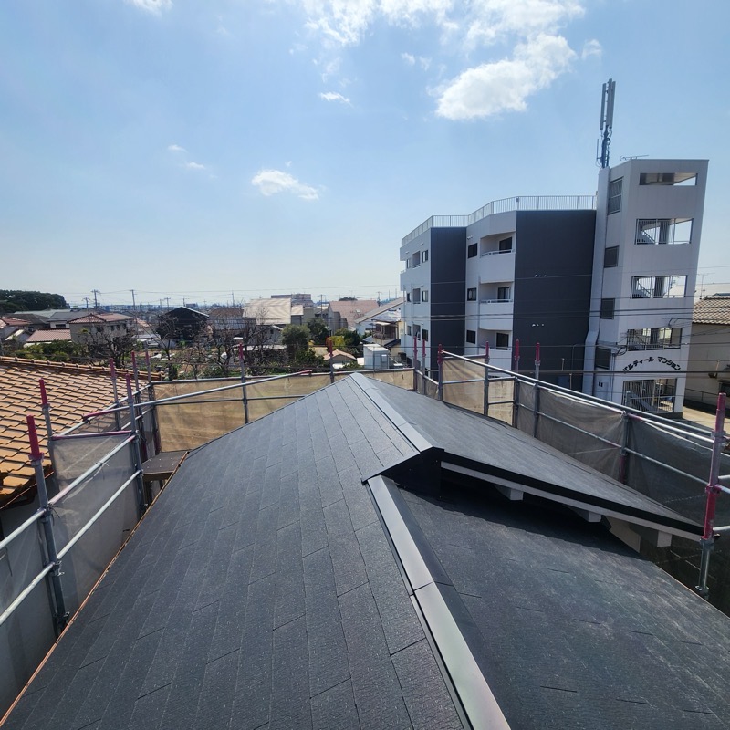 太陽光パネルからの雨漏りを止める屋根リフォーム