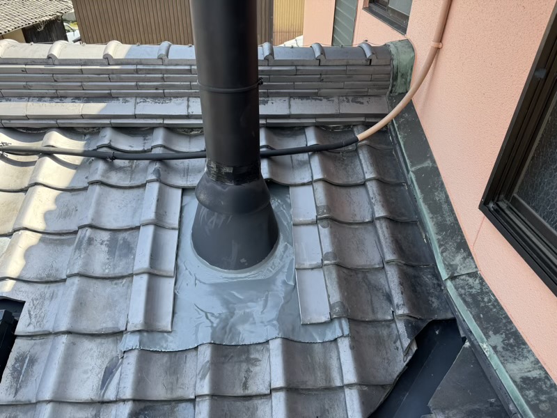 煙突まわりからの雨漏りをしっかり防水・復旧しました