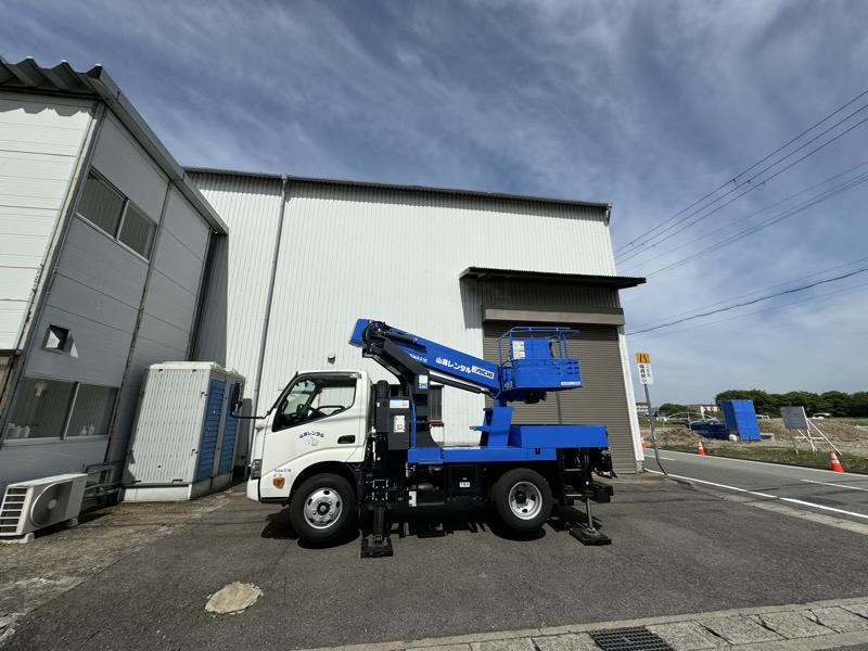 雹(ひょう)被害で割れた高い位置の樋を、高所作業車で安全に修理しました