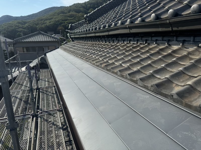 銅板腰葺き屋根の雨漏りを、下地からしっかり改善し長持ちのガルバリウム鋼板に葺き替え