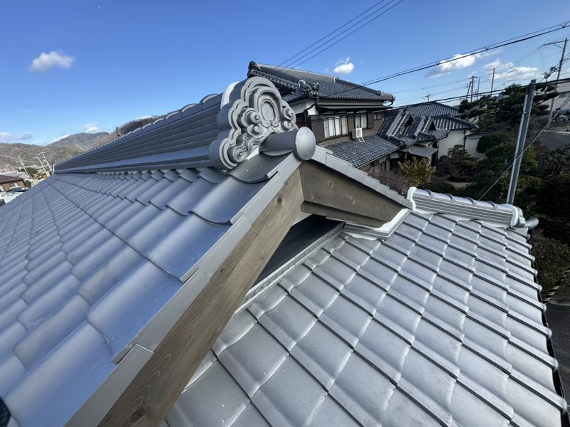趣を受け継ぐ入母屋造りの瓦葺き替え工事