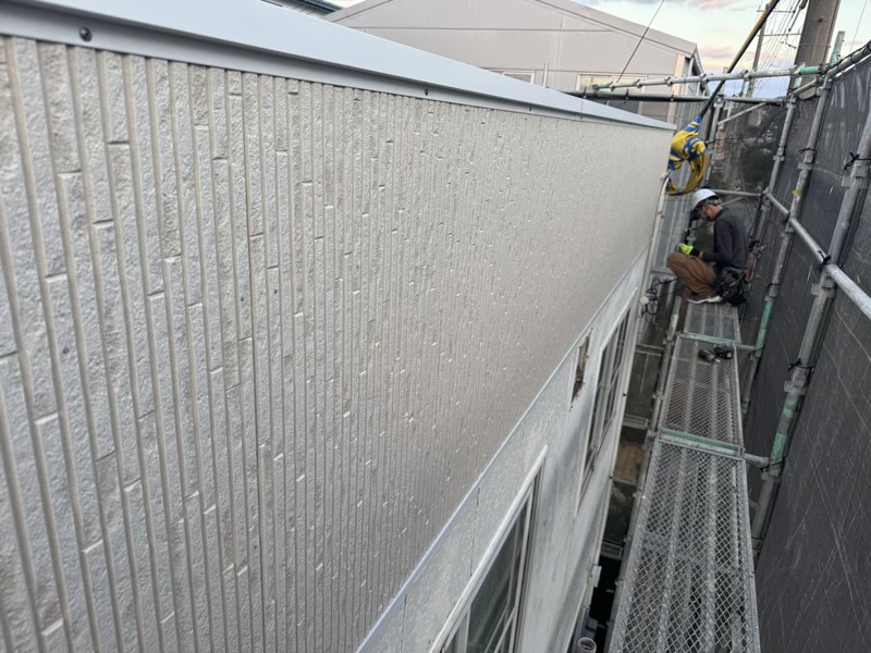 笠木まわりの雨漏りを解消!劣化したサイディング張り替え工事