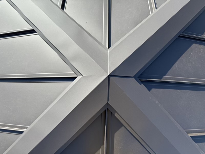 二重に葺いていた屋根を撤去して、釘もしっかり効く安心の屋根に